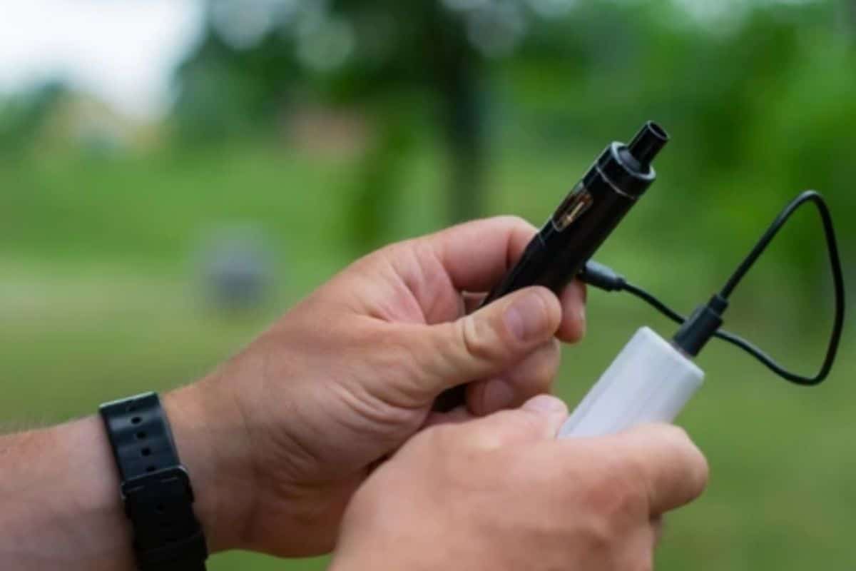 A guy charging his vape pen with a power bank