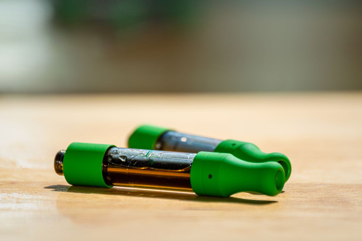 Two different capacity vape carts are shown in the image.