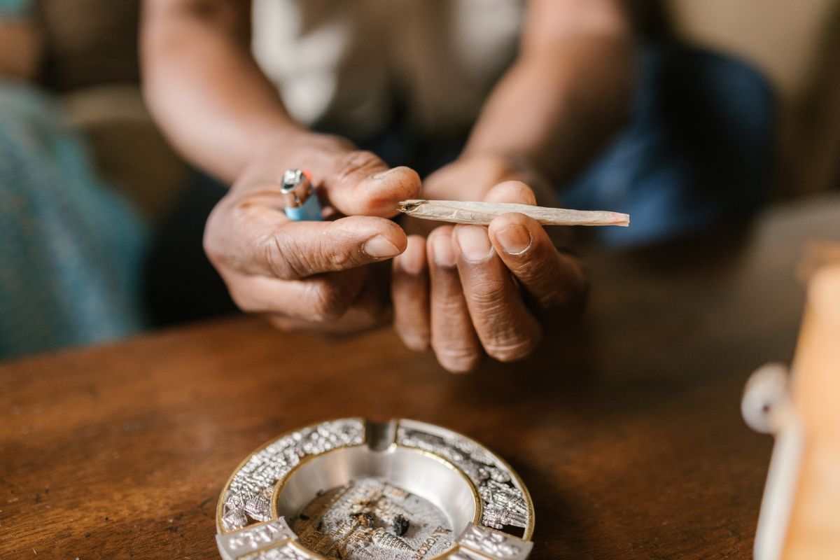 A person folding filterless joint