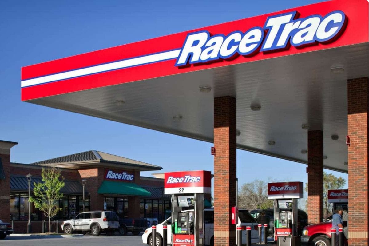 RaceTrac station and shopping spot for buying vapes